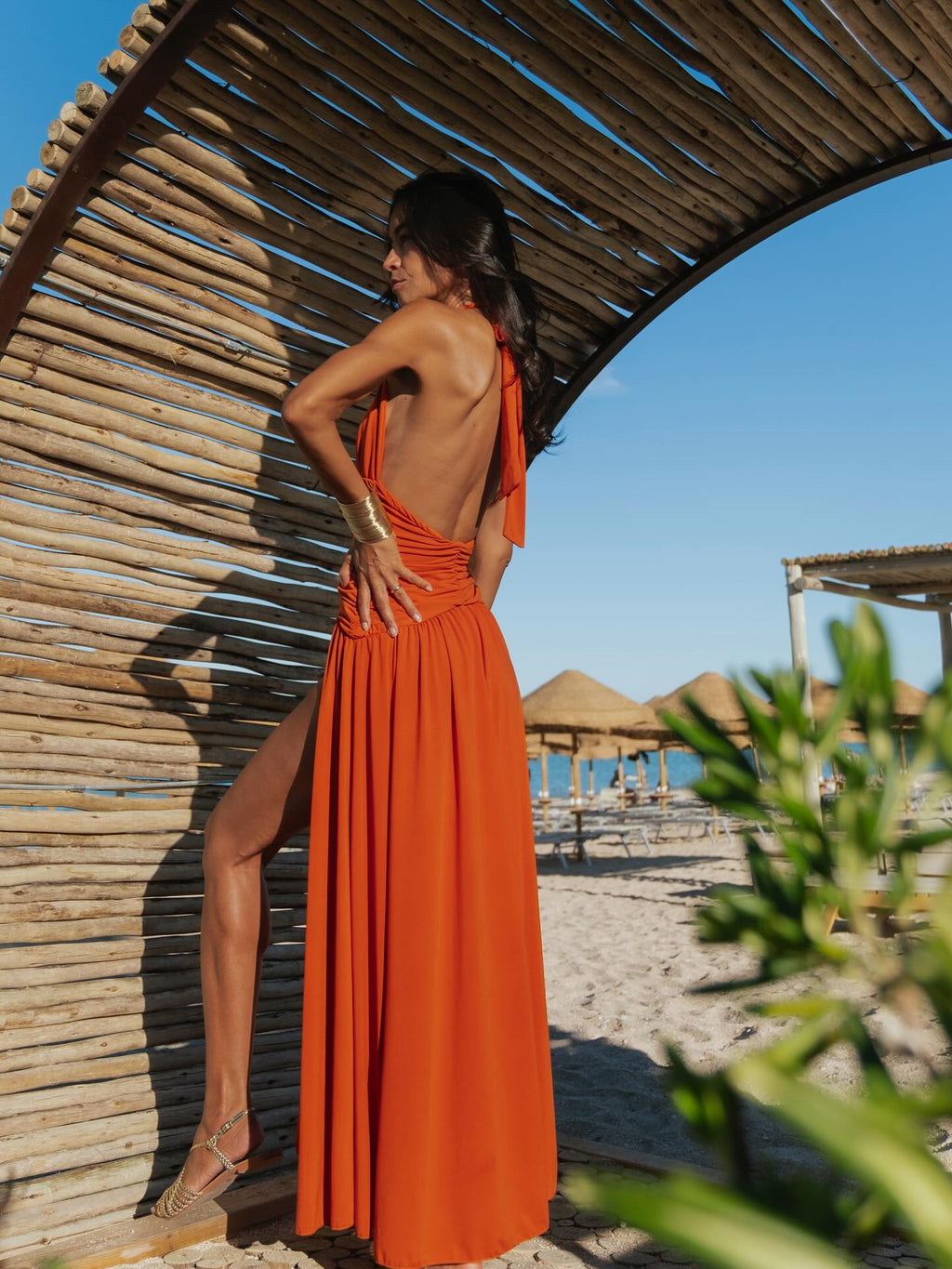 Abito Arancione Sole — Eleganza che Illumina la Spiaggia